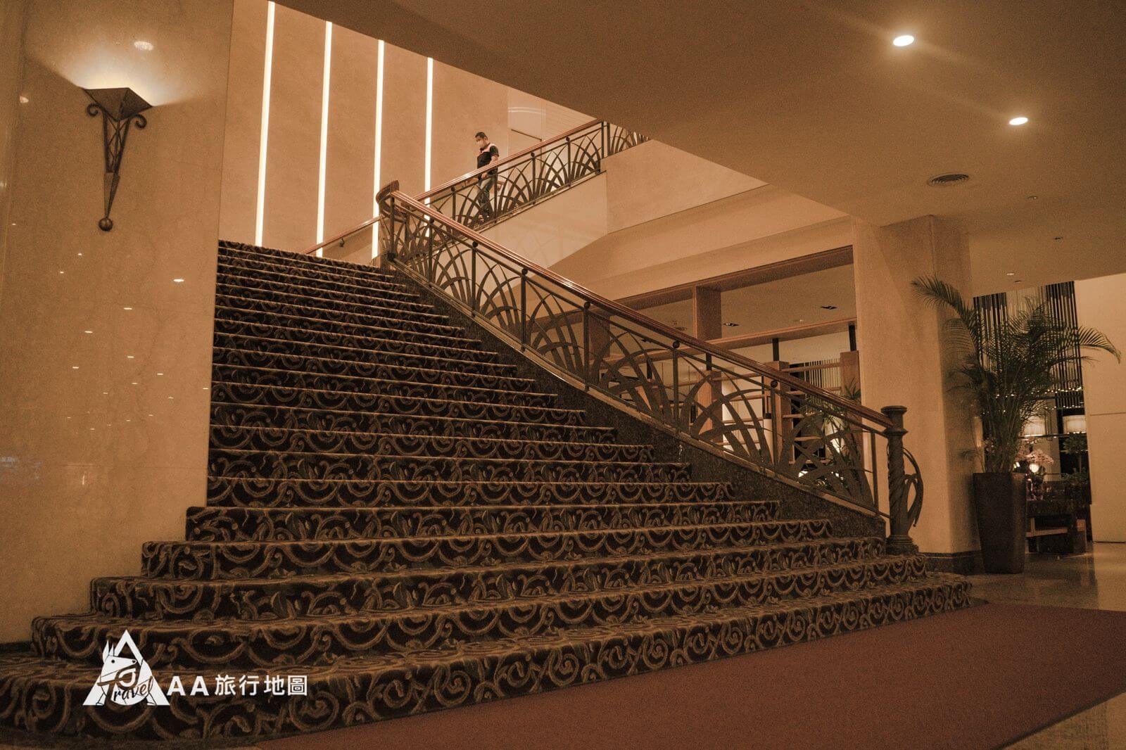 美崙大飯店的樓梯是可以直接上2樓的宴會廳，是採用比較大面積的樓梯，非常的氣派喲