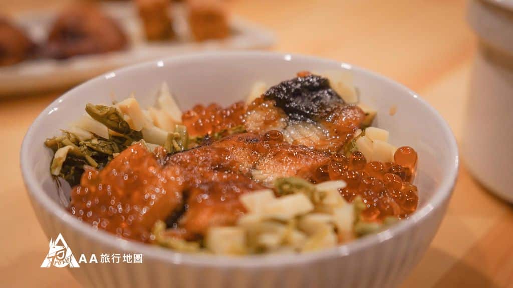 蟬說和社山林晚餐的蒲燒鰻野菇炊飯，味道很剛好，鹹甜適中，鰻魚加上鮭魚卵很好吃