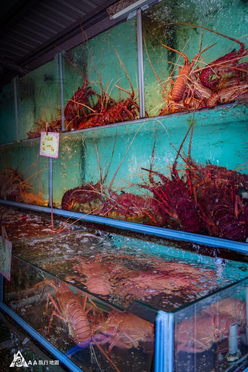 台灣後壁湖阿興生魚片旁邊的螃蟹還有龍蝦箱