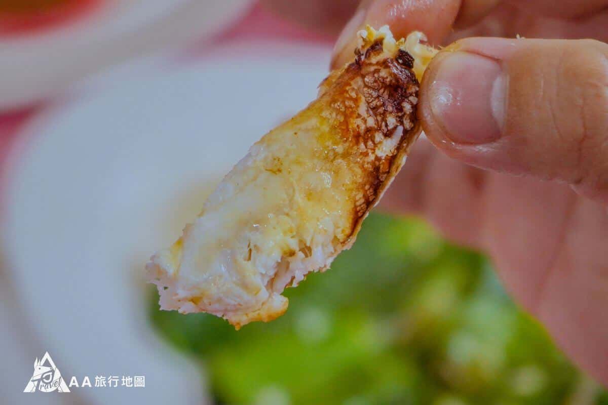 台灣後壁湖生魚片蟹腳整隻的樣子