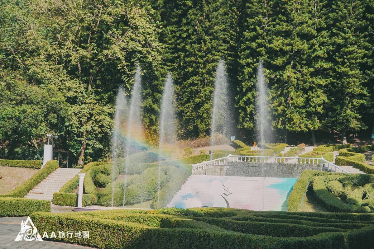泰雅渡假村花園中的噴泉彩虹
