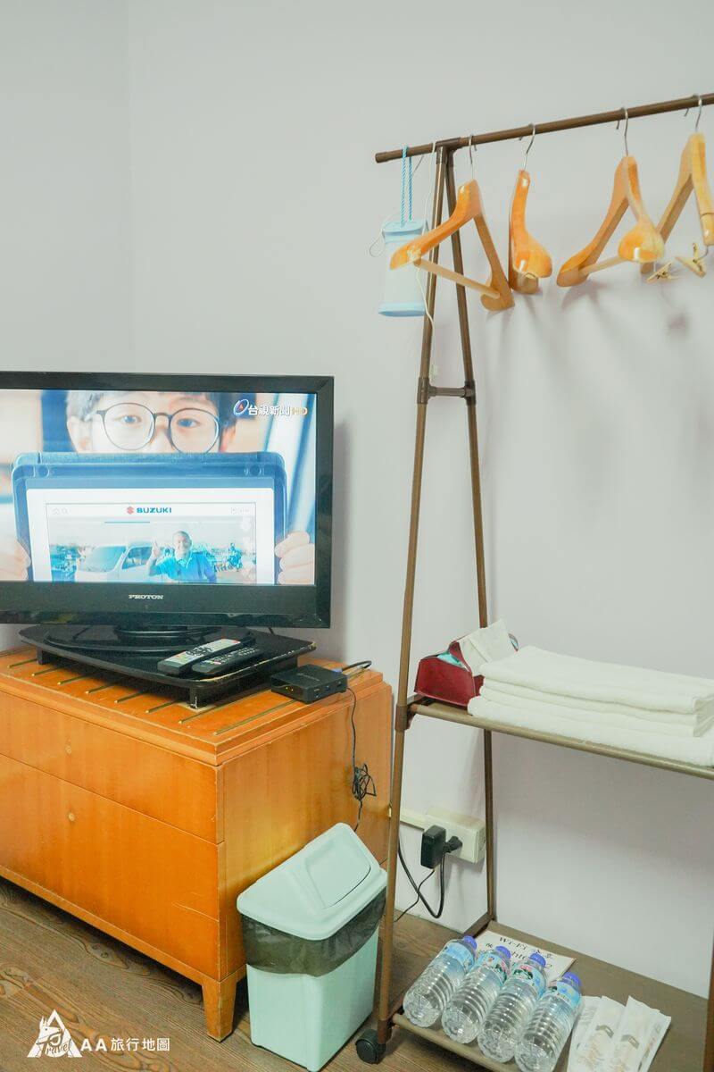 儒艾民宿的通舖一進來就是一個電視還有一個小衣架，但該有的瓶裝水以及小毛巾還是有準備