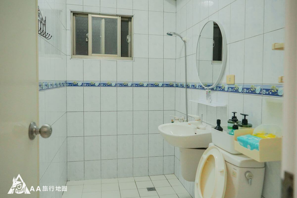 儒艾民宿的浴廁空間蠻大的，也有提供架子放衣物很方便，水壓和熱水的部份很充足，沐浴備品也都很足夠