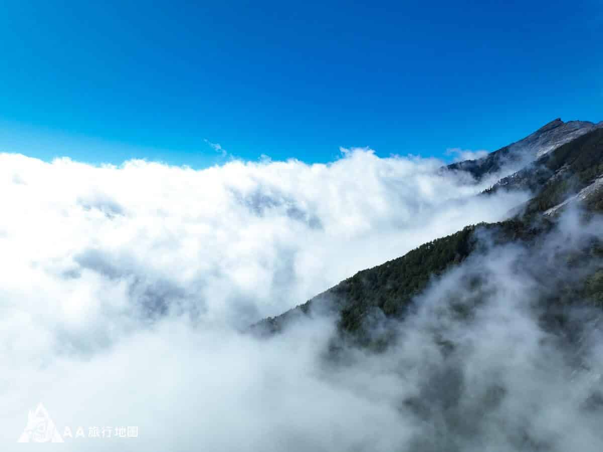 機車環島第二日南橫思源埡口空拍山旁的雲海