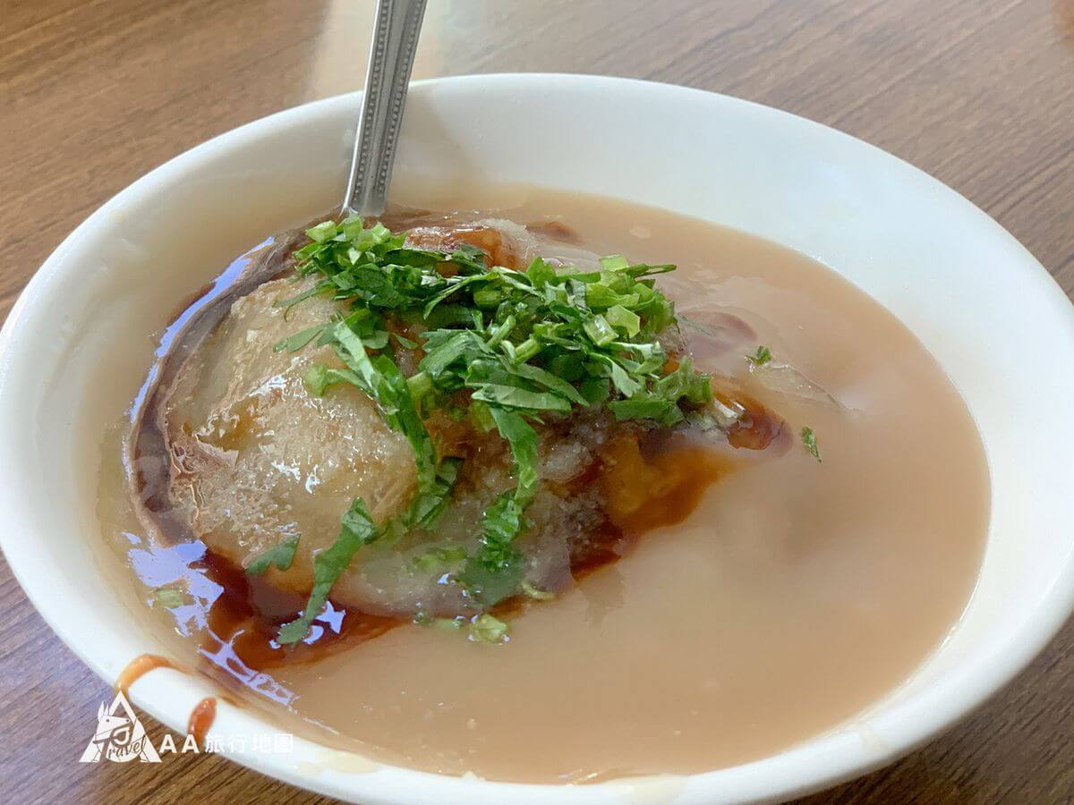 竹山寶島肉圓的口味比較清淡，內餡的部份是包竹筍的那種