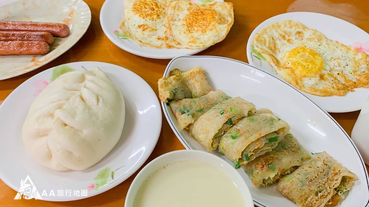 儒艾民宿的早餐蠻像外面早餐店的，蛋餅的部份比較特別餅皮是老闆自己做的