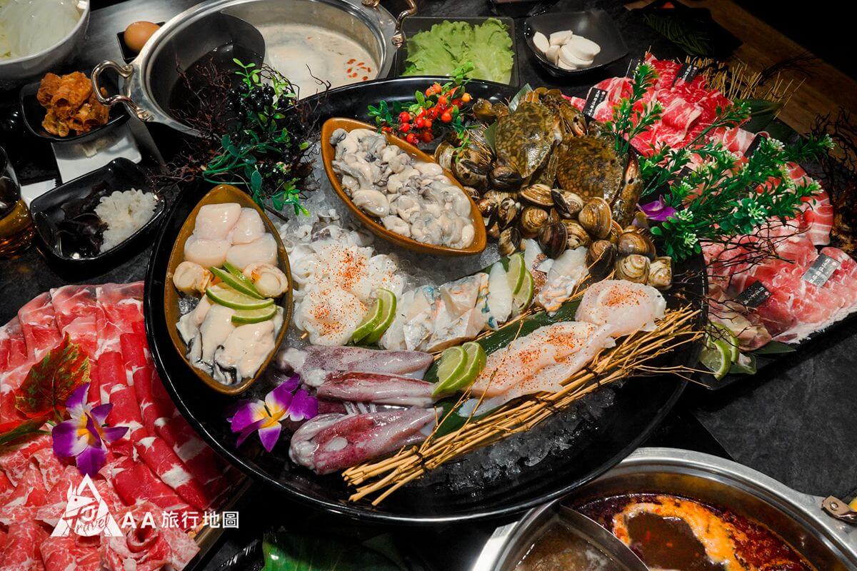 今天的主餐饌澤原大農村宴以及珍饌海味饗宴，和旁邊的鍋一比，就知道這份量有多少了吧~~主餐一上桌大家就直呼太便宜了吧~~居然有這麼多的海鮮和肉品?