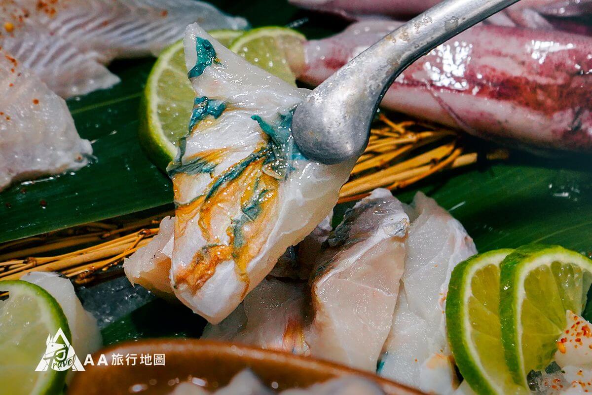 饌澤原的深海鸚哥魚，上面那藍綠色魚皮就是牠的特色，吃起來蠻Q彈的，建議大家可以試試看