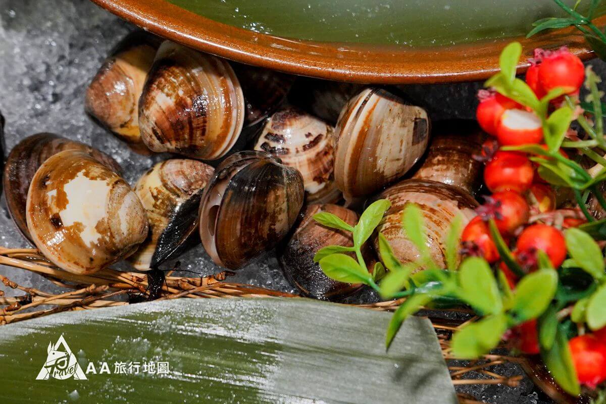 饌澤原的蛤蜊超新鮮，來到桌上的時候居然還會有小手手伸出來，可惜沒有拍到照片就又縮了回去，但大家可以從這照片看到牠們的殼是打開的，這新鮮度在吃到飽火鍋真的少有